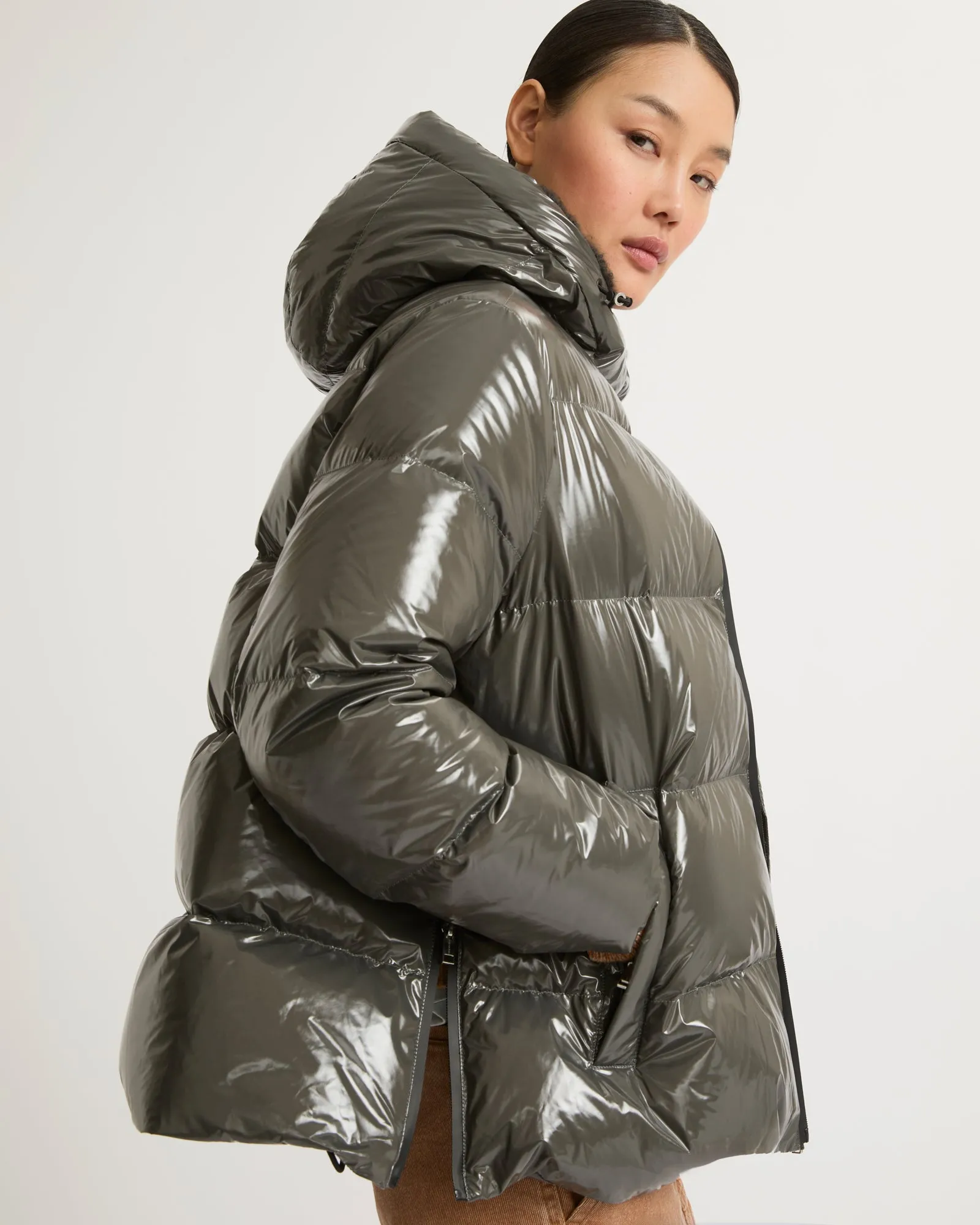 Hooded down jacket in shiny laminated nylon after ski